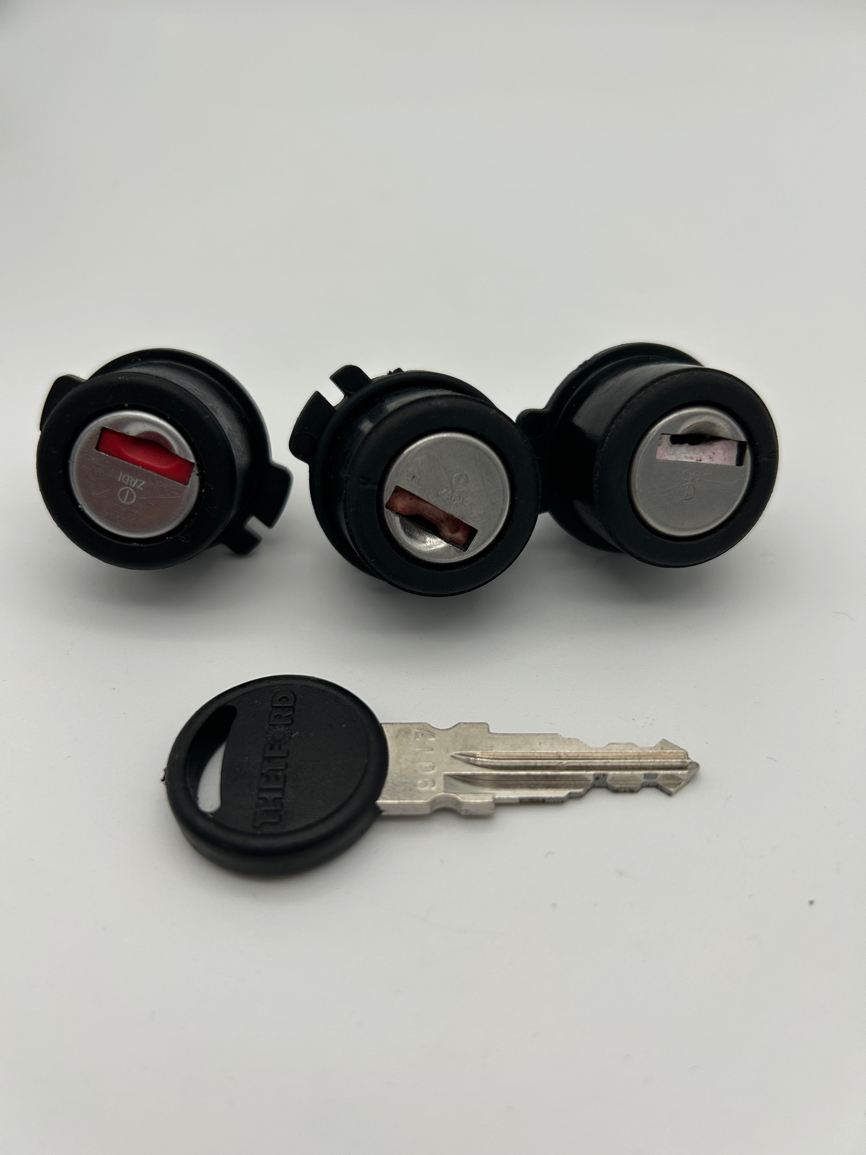 1Key Thetford Push Lock - White